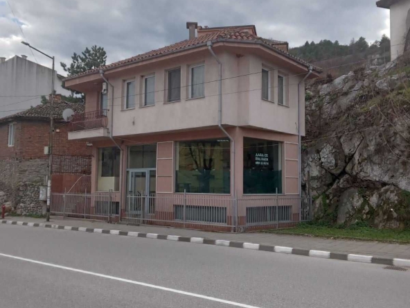 Дава се под наем Магазин в Асеновград - 120 кв.м за 996.03 € - Снимка #1