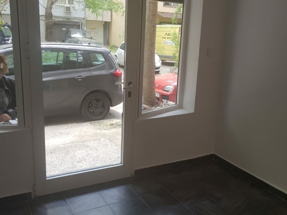 Дава се под наем Магазин в Добрич, Център - 19 кв.м за 253.98 € - Снимка #1