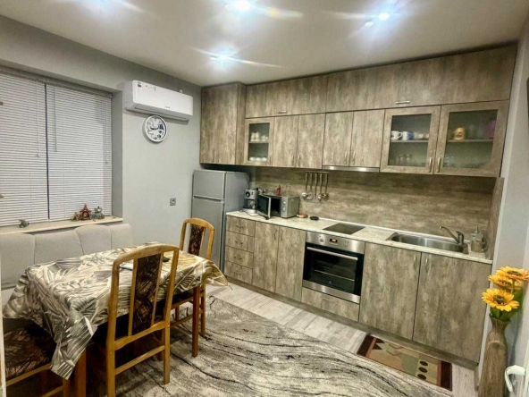 Дава се под наем Етаж от къща в Плевен, Широк център - 78 кв.м за 348.84 € - Снимка #1