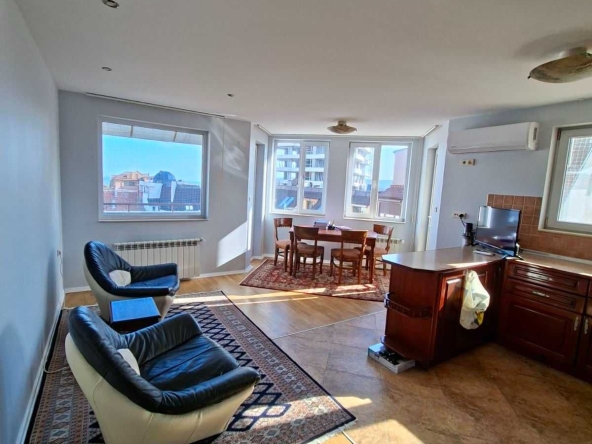 Дава се под наем Тристаен апартамент в Варна, Център - 100 кв.м за 1196.97 € - Снимка #1