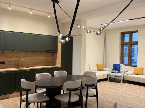 Къща в София, Център - 200 кв.м за 1173 €/кв.м - Снимка #1