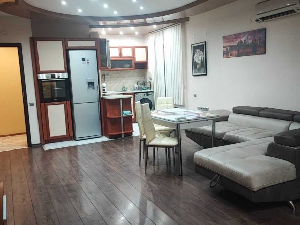 Дава се под наем Тристаен апартамент в Стара Загора, Била - 124 кв.м за 648.21 € - Снимка #1