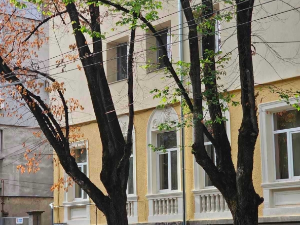 Дава се под наем Тристаен апартамент в Русе, Център - 100 кв.м за 977.16 € - Снимка #1