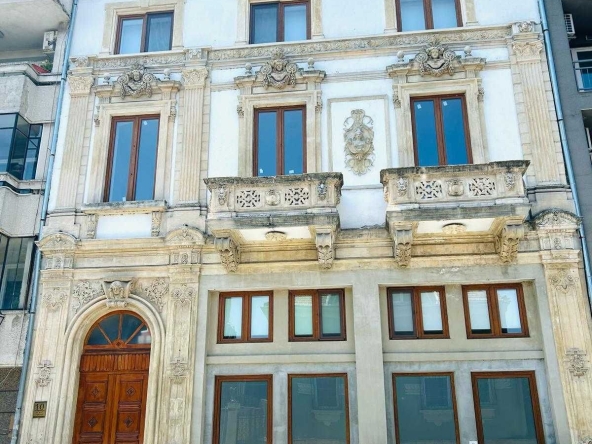 Четиристаен апартамент в Русе, Център - 165 кв.м за 889 €/кв.м - Снимка #1