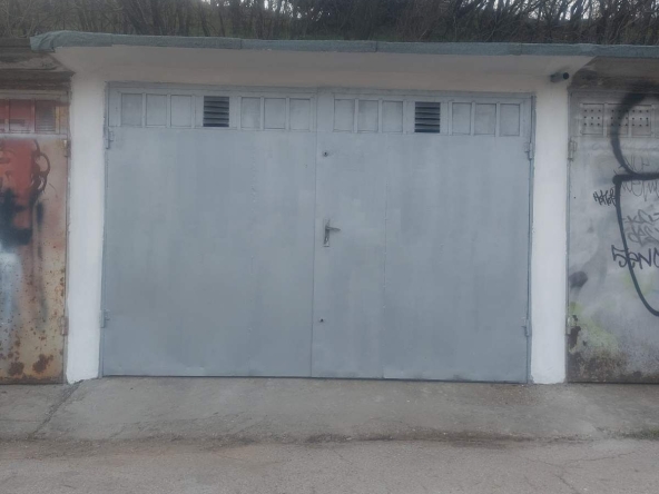 Дава се под наем Гараж / Паркомясто в Русе, Център - 18 кв.м за 74.46 € - Снимка #1