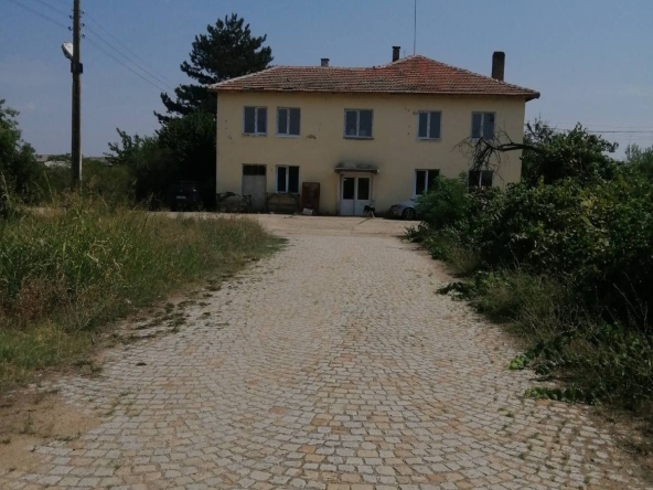 Дава се под наем Промишлена сграда в с. Калояновец, Област Стара Загора - 750 кв.м за 612 € - Снимка #1