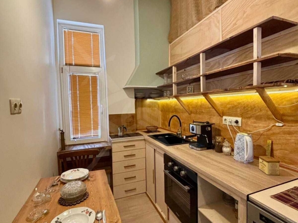 Дава се под наем Тристаен апартамент в Бургас, Център - 85 кв.м за 797.64 € - Снимка #1