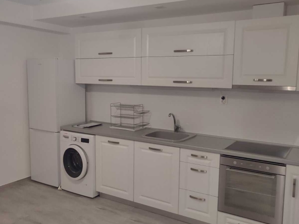 Дава се под наем Тристаен апартамент в Асеновград - 90 кв.м за 331.5 € - Снимка #1