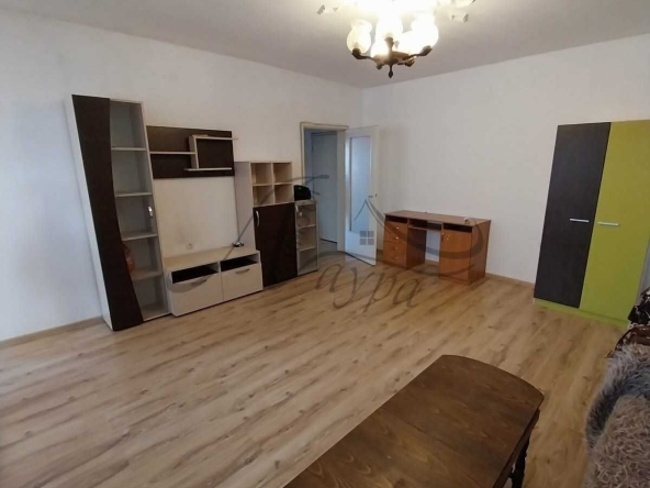 Дава се под наем Тристаен апартамент в Шумен, Пазара - 90 кв.м за 298.86 € - Снимка #1