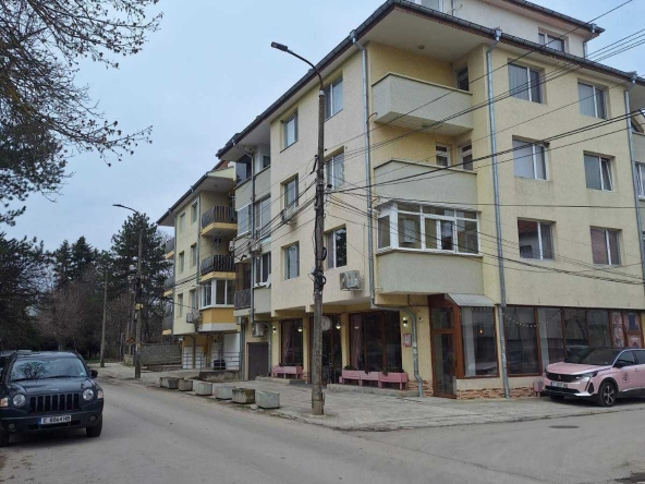 Дава се под наем Тристаен апартамент в Търговище, Център - 80 кв.м за 348.84 € - Снимка #1