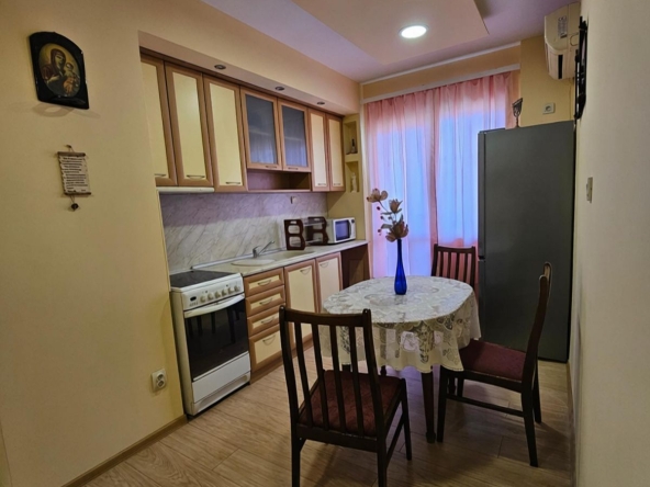 Дава се под наем Тристаен апартамент в Пловдив, Изгрев - 80 кв.м за 359.04 € - Снимка #1