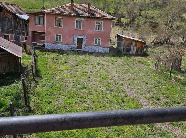 Къща в с. Борино, Област Смолян - 166 кв.м за 371 €/кв.м - Снимка #1