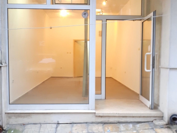 Дава се под наем Магазин в Варна, Централна поща - 30 кв.м за 239.19 € - Снимка #1
