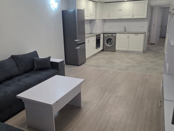 Дава се под наем Тристаен апартамент в Асеновград - 86 кв.м за 448.8 € - Снимка #1