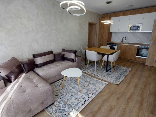 Дава се под наем Тристаен апартамент в Шумен, Пазара - 87 кв.м за 553.35 € - Снимка #1