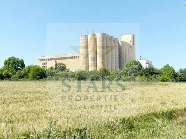 Промишлена сграда в Варна, Западна промишлена зона - 10879 кв.м за 51 €/кв.м - Снимка #1