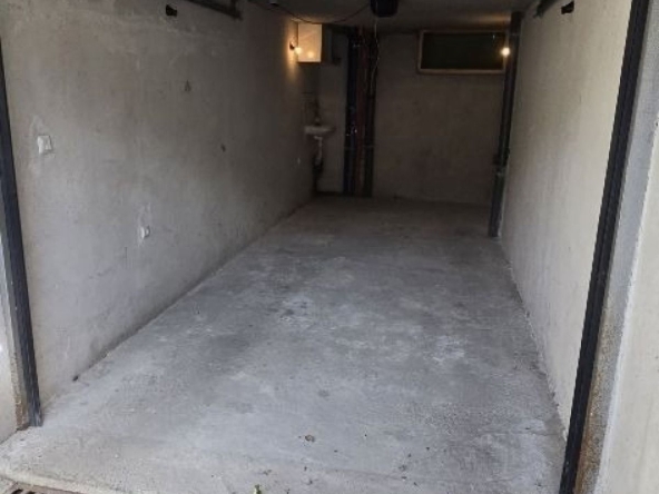 Дава се под наем Гараж / Паркомясто в Плевен, Идеален център - 20 кв.м за 76.5 € - Снимка #1