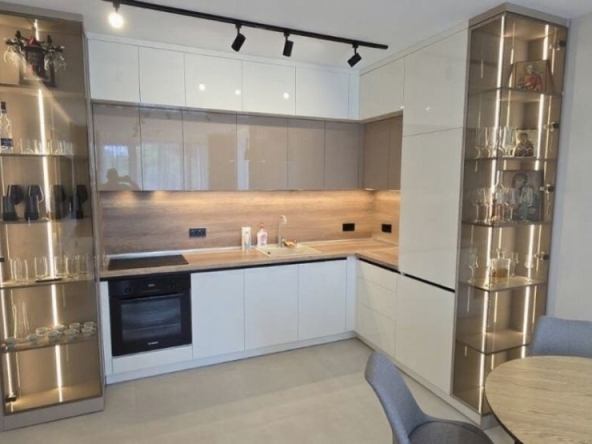 Дава се под наем Двустаен апартамент в Пловдив, Тракия - 80 кв.м за 648.21 € - Снимка #1