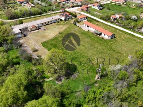 Къща в с. Горна махала, Област Пловдив - 8400 кв.м за 18 €/кв.м - Снимка #1