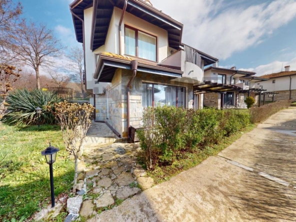 Тристаен апартамент в с. Кошарица, Област Бургас - 96 кв.м за 1000 €/кв.м - Снимка #1