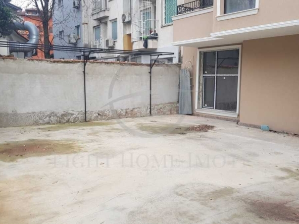 Гараж / Паркомясто в Пловдив, Център - 17 кв.м за 1412 €/кв.м - Снимка #1