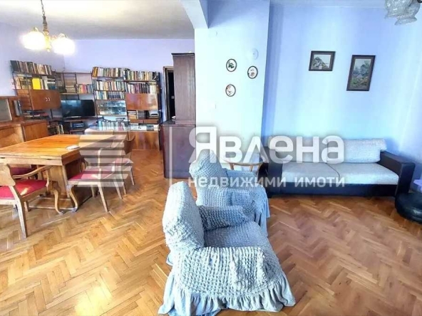 Дава се под наем Двустаен апартамент в София, Център - 103 кв.м за 638.01 € - Снимка #1