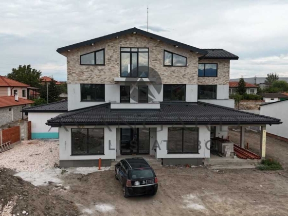 Къща в с. Радиново, Област Пловдив - 600 кв.м за 570 €/кв.м - Снимка #1