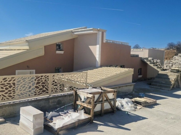 Къща в Варна, м-т Акчелар - 430 кв.м за 890 €/кв.м - Снимка #1