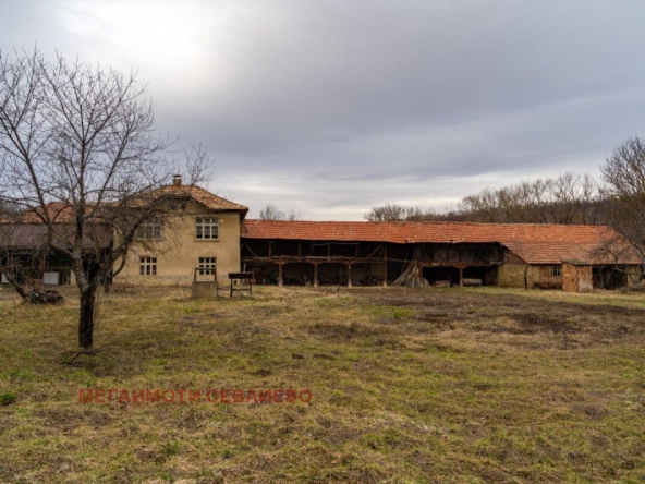 Къща в с. Агатово, Област Габрово - 347 кв.м за 38 €/кв.м - Снимка #1