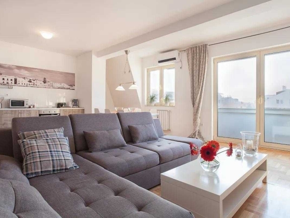 Дава се под наем Тристаен апартамент в Пловдив, Каменица 1 - 98 кв.м за 428.4 € - Снимка #1