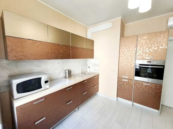 Дава се под наем Тристаен апартамент в София, Банишора - 85 кв.м за 663 € - Снимка #1