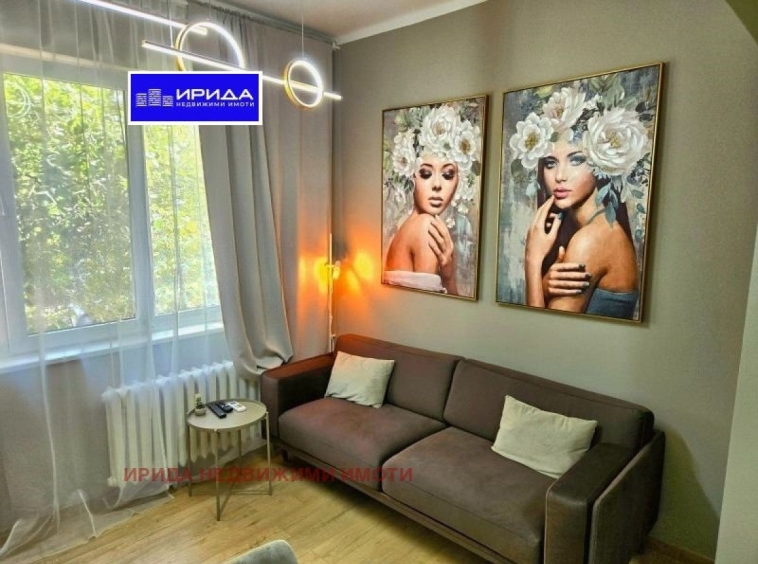 Тристаен апартамент в София, Център - 68 кв.м за 4044 €/кв.м - Снимка #1