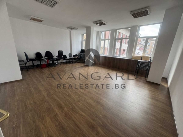 Дава се под наем Офис в Пловдив, Център - 180 кв.м за 720 € - Снимка #1