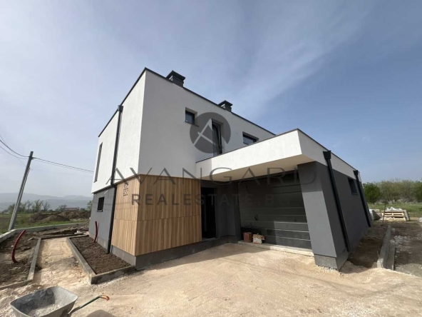 Къща в с. Оризари, Област Пловдив - 245 кв.м за 1123 €/кв.м - Снимка #1