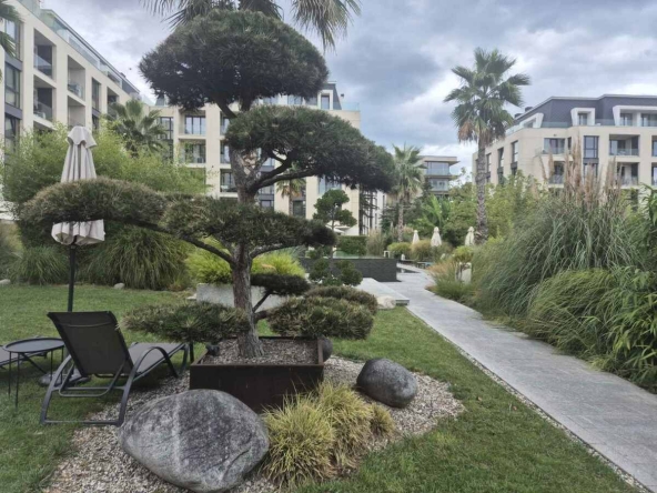 Дава се под наем Двустаен апартамент в к.к. Св.Св. Константин и Елена - 54 кв.м за 700 € - Снимка #1