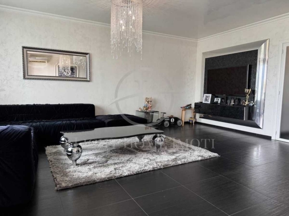 Тристаен апартамент в Пловдив, Кършияка - 127 кв.м за 2481 €/кв.м - Снимка #1