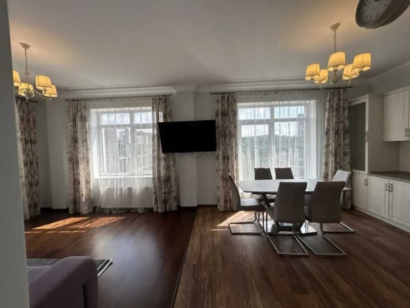 Дава се под наем Тристаен апартамент в София, Център - 99 кв.м за 612 € - Снимка #1