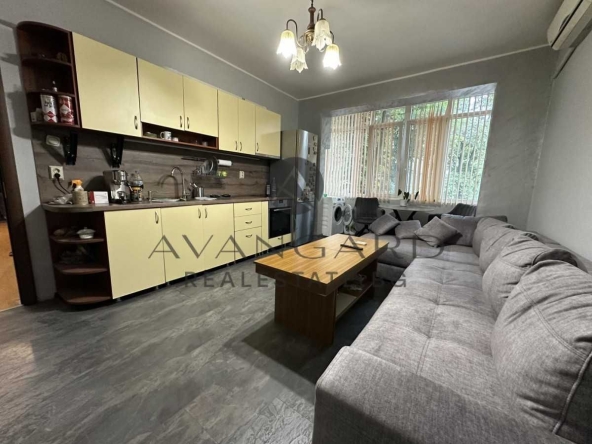 Тристаен апартамент в Пловдив, Център - 75 кв.м за 1408 €/кв.м - Снимка #1