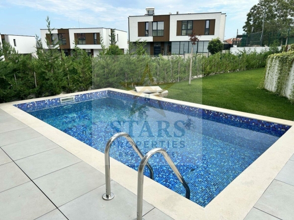 Къща в к.к. Св.Св. Константин и Елена - 278 кв.м за 917 €/кв.м - Снимка #1