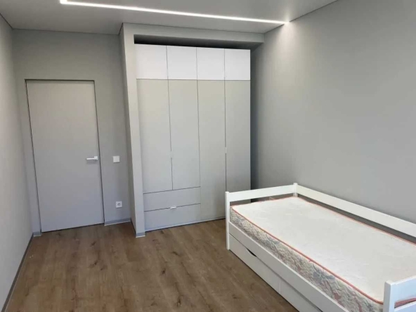 Дава се под наем Тристаен апартамент в София, Зона Б-18 - 100 кв.м за 765 € - Снимка #1