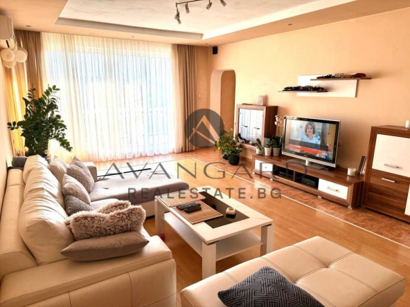 Тристаен апартамент в Пловдив, Кючук Париж - 140 кв.м за 1771 €/кв.м - Снимка #1