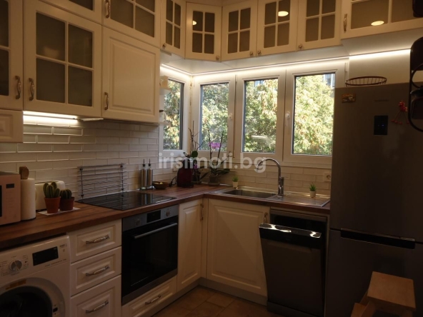 Дава се под наем Тристаен апартамент в София, Център - 62 кв.м за 1230 € - Снимка #1