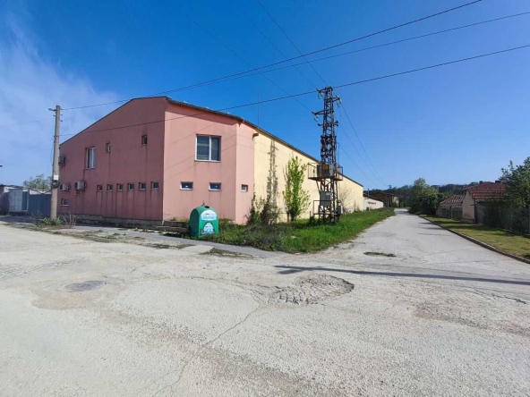 Дава се под наем Промишлена сграда в Велико Търново, Център - 1068 кв.м за 2730 € - Снимка #1