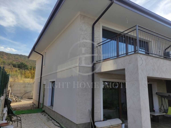 Къща в с. Марково, Област Пловдив - 192 кв.м за 1214 €/кв.м - Снимка #1