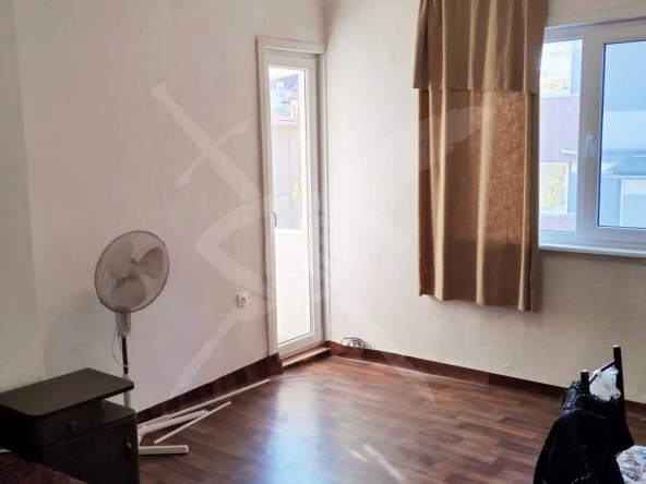 Дава се под наем Тристаен апартамент в Бургас, Център - 50 кв.м за 298.86 € - Снимка #1