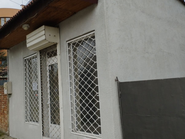 Дава се под наем Магазин в Ямбол, Граф Игнатиев - 20 кв.м за 117.3 € - Снимка #1