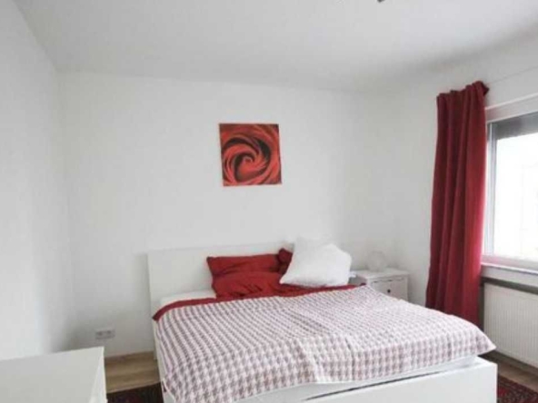 Дава се под наем Тристаен апартамент в Пловдив, Старият град - 90 кв.м за 255 € - Снимка #1