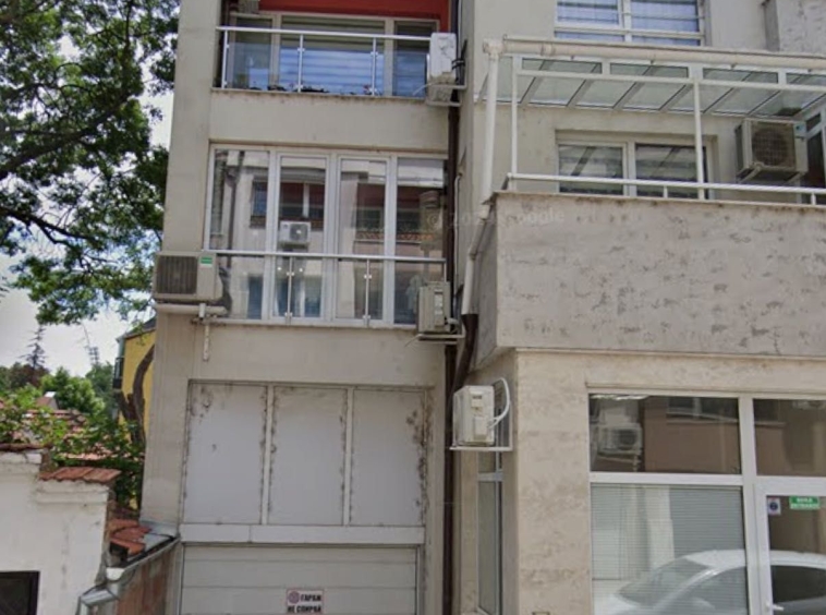 Дава се под наем Гараж / Паркомясто в Русе, Ялта - 20 кв.м за 69.36 € - Снимка #1