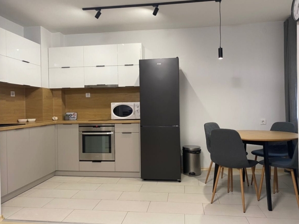 Дава се под наем Двустаен апартамент в Варна, Център - 75 кв.м за 459 € - Снимка #1