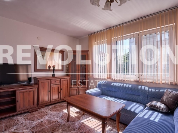 Дава се под наем Тристаен апартамент в Пловдив, Център - 100 кв.м за 460 € - Снимка #1